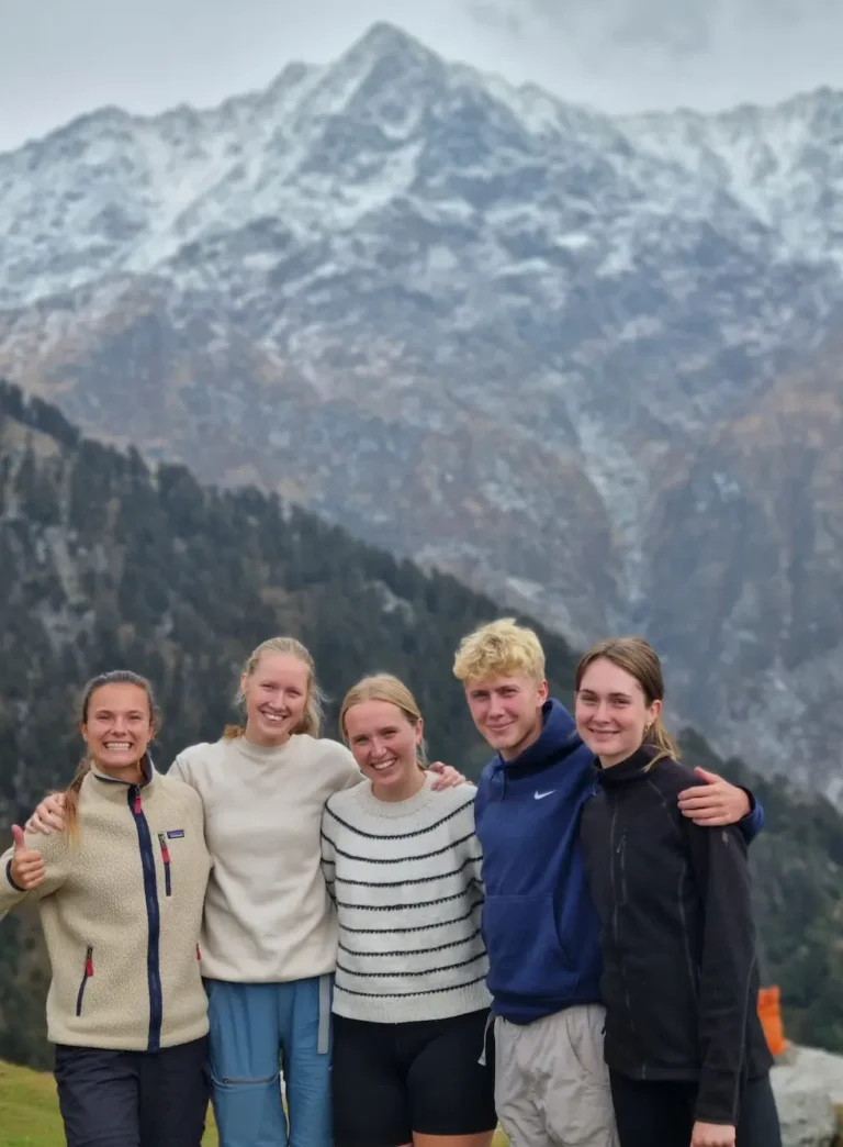 Elever tager et gruppebilleder foran himalaya bjergene i Nepal på højskole i udlandet