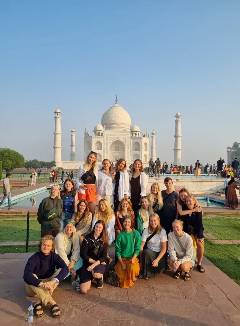 Elever tager gruppebillede foran Taj mahal i Indien på højskole i udlandet