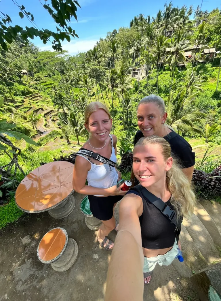 Piger ved risterasserne på Bali tager et selfie på højskole i udlandet