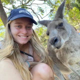 Elev tager selfie med en wallaby i australien på højskole i udlandet