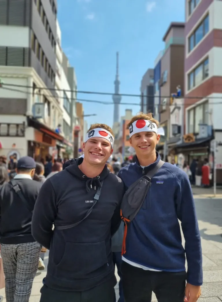To glade drenge på gaden i japan med Japans pandebånd på - På højskole i udlandet