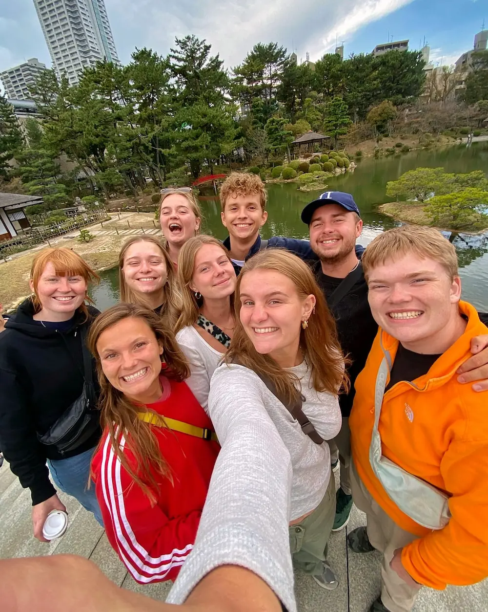 Elever tager selfie i park i Hiroshima på højskole i udlandet