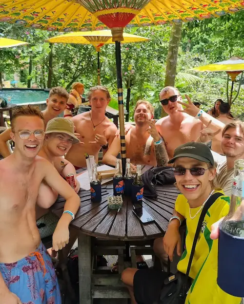 En gruppe højskoleelever har en festlig dag ved poolen på højskole i udlandet med HØJSKOLENDK