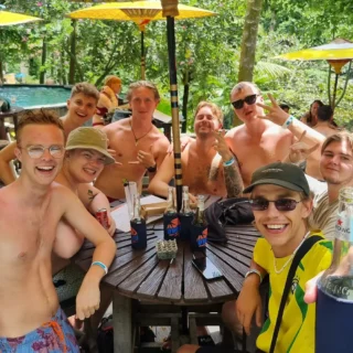 Festlig dag ved poolen på højskole i udlandet