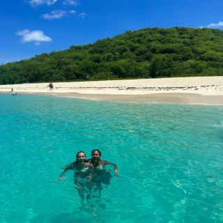 To elever svømmer på caribisk strand i mexico på højskole i udlandet