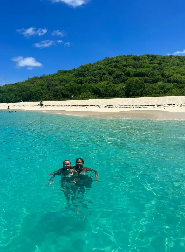 To elever svømmer på caribisk strand i mexico på højskole i udlandet