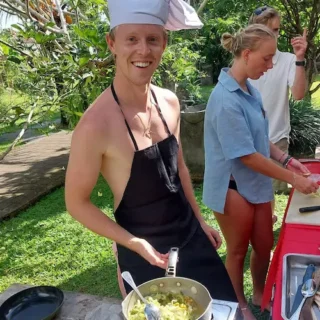 Højskoleelev er i gang med at lave mad på et cookingclass på Bali på højskole i udlandet