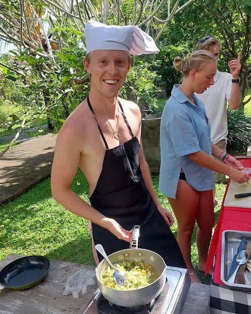Højskoleelev er i gang med at lave mad på et cookingclass på Bali på højskole i udlandet