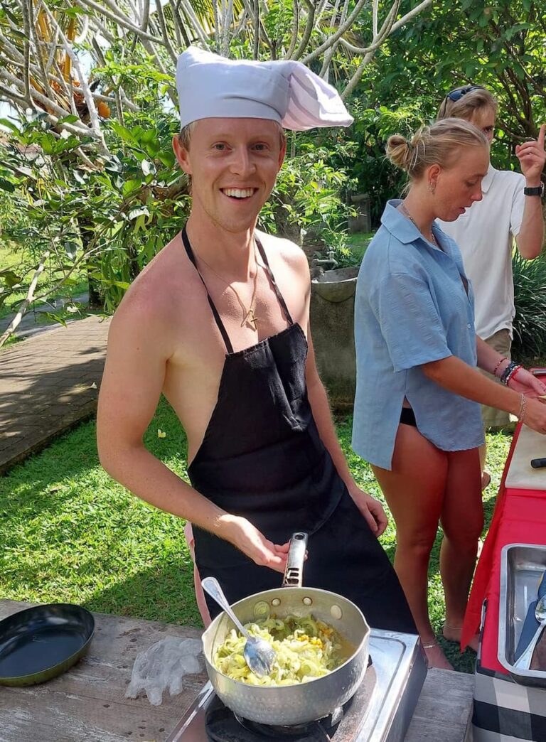 Ung elev står med gryde til cookingclass på Bali på højskole i udlandet