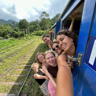 Piger tager selfie på verdenskendt togruge i Sri Lanka på højskole i udlandet