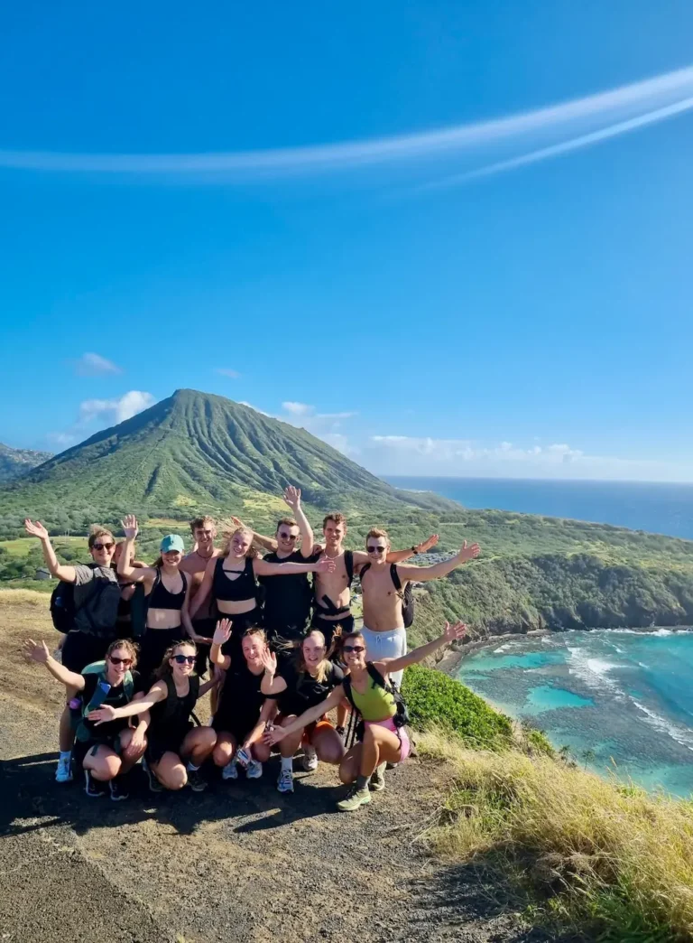 Højskolegruppe stå ved et flot udsigtspunkt på et hike på Hawaii på højskole i udlandet