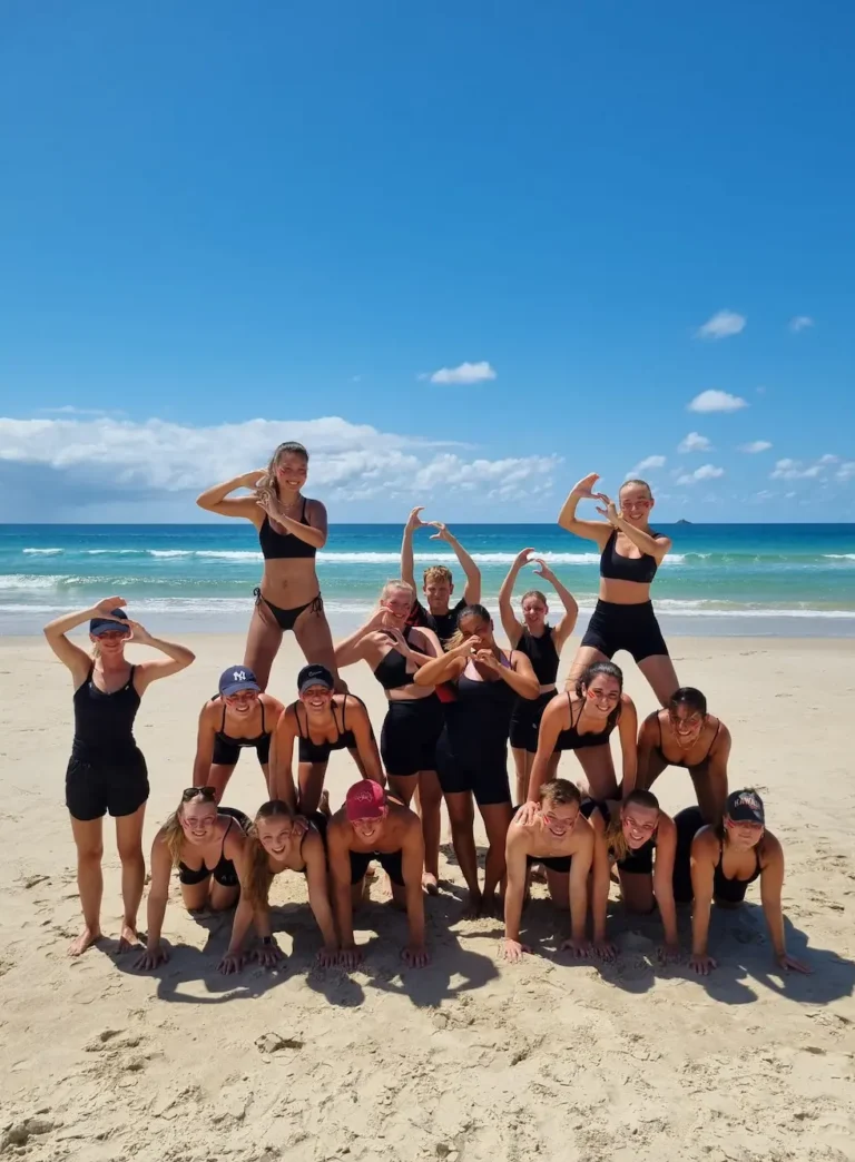 Elever laver Robinson på stranden i Byron Bay med HØJSKOLENDK - grupperejser for unge