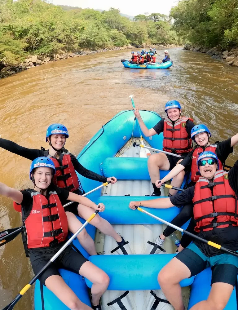 elever og underviser på riverrafting tur på højskole i udlandet