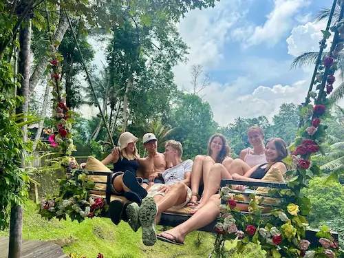 Elever på en stor gynge ved risterasserne på Bali på højskole i udlandet med HØJSKOLENDK