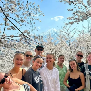 Elever foran mt. fuji i Japan på højskole i udlandet