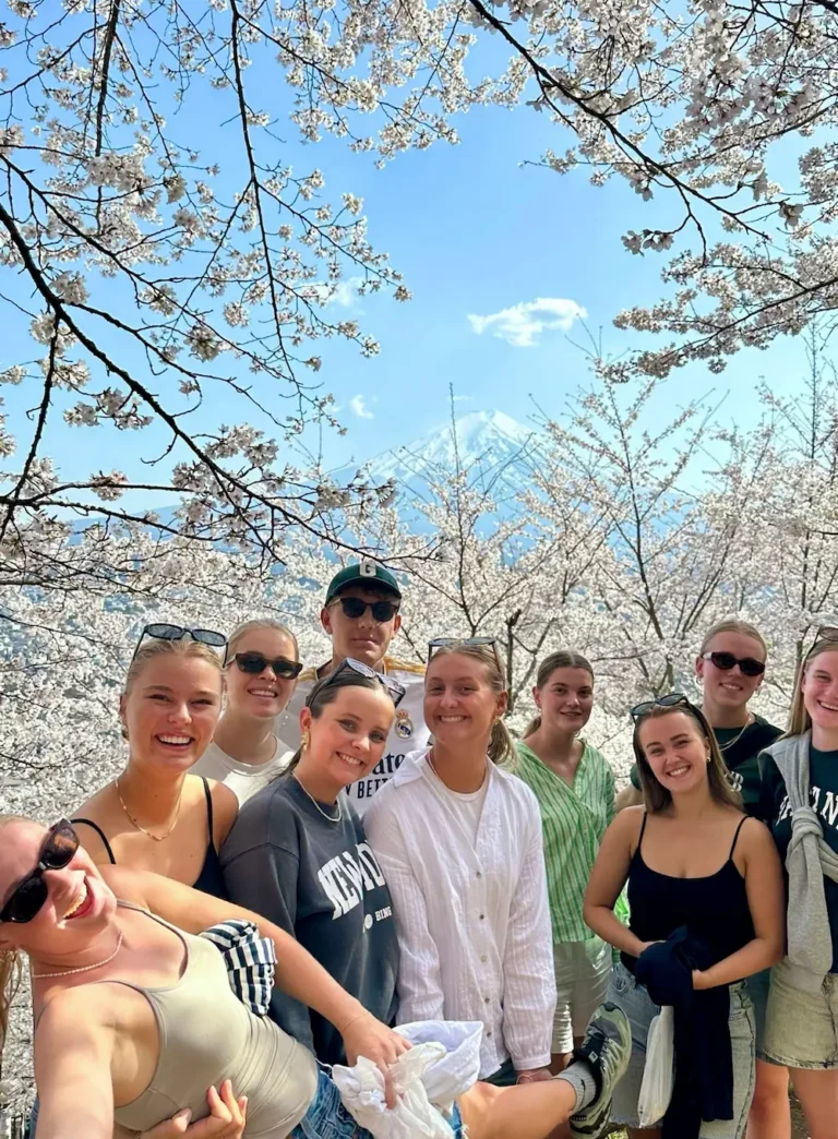 Elever foran mt. fuji i Japan på højskole i udlandet