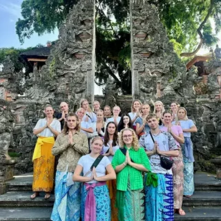 Elever står i traditionelt tøj foran tempel på Bali på højskole i udlandet