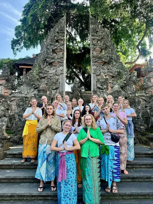 Elever står i traditionelt tøj foran tempel på Bali på højskole i udlandet