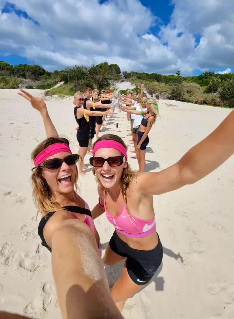 Højskoledk elever laver robinson-dyst på stranden i Byron Bay på højskole i udlandet