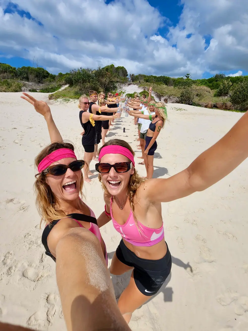 Højskoledk elever laver robinson-dyst på stranden i Byron Bay på højskole i udlandet