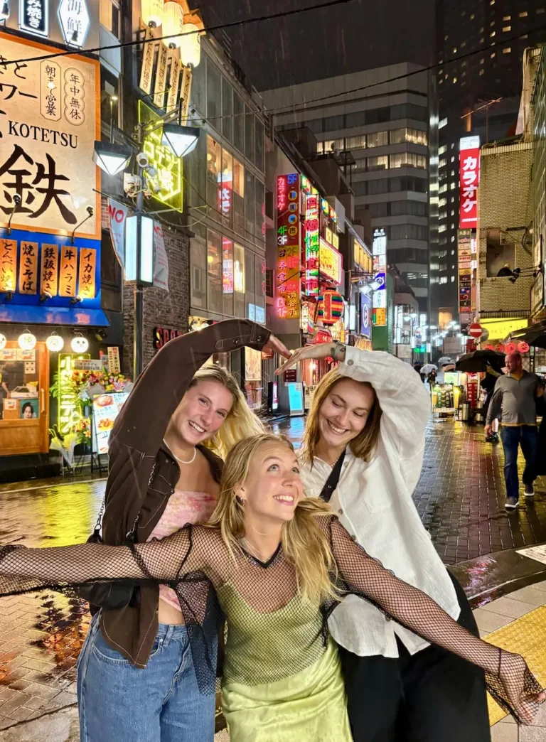 Tre elever i gaderne i Osaka blandt neonskilte på højskole i udlandet med HØJSKOLENDK