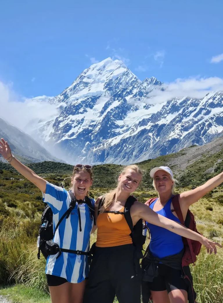 Tre elever får taget et billede med Mt. cook i baggrunden på højskole i udlandet