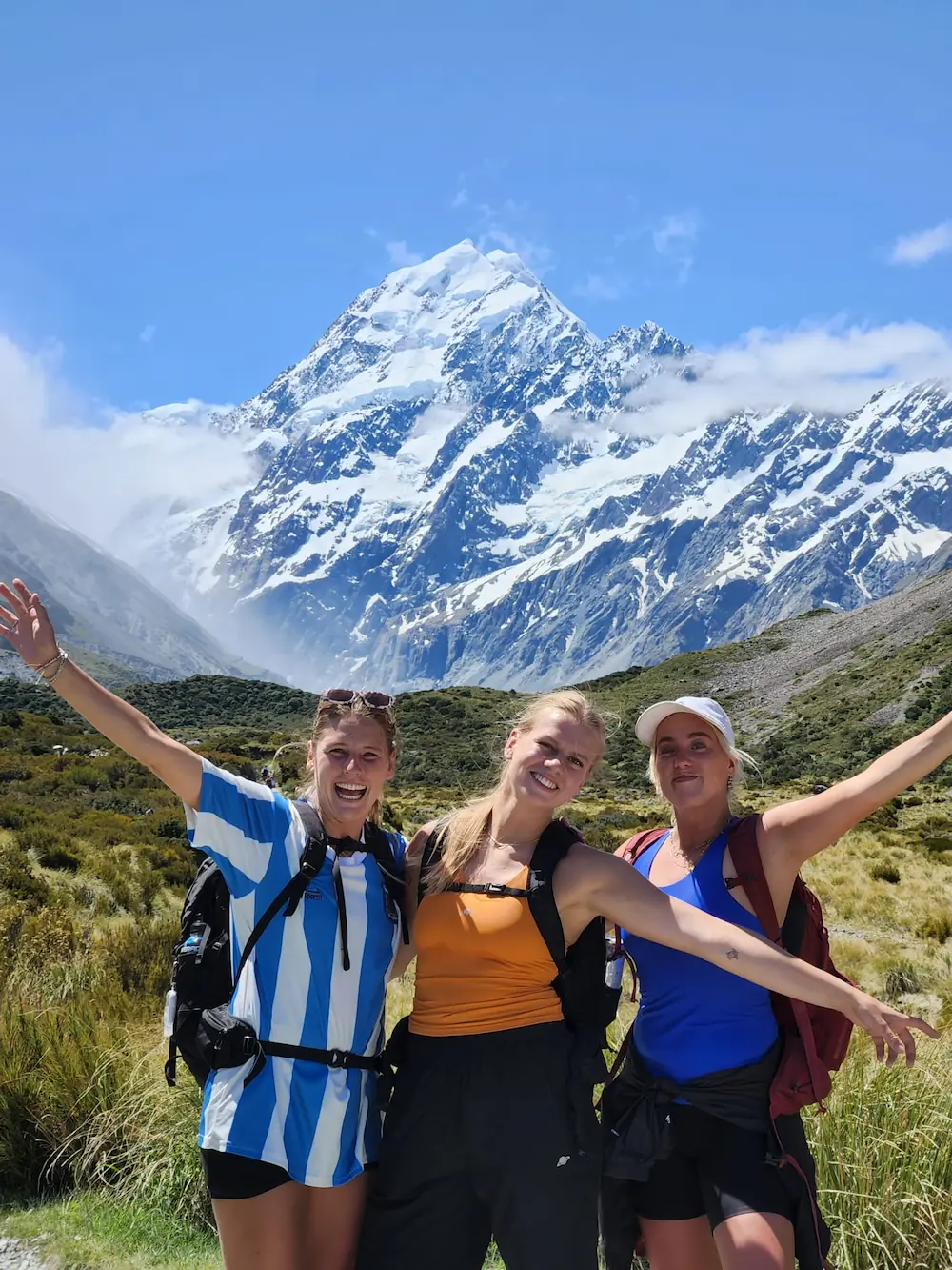 Tre elever får taget et billede med Mt. cook i baggrunden på højskole i udlandet