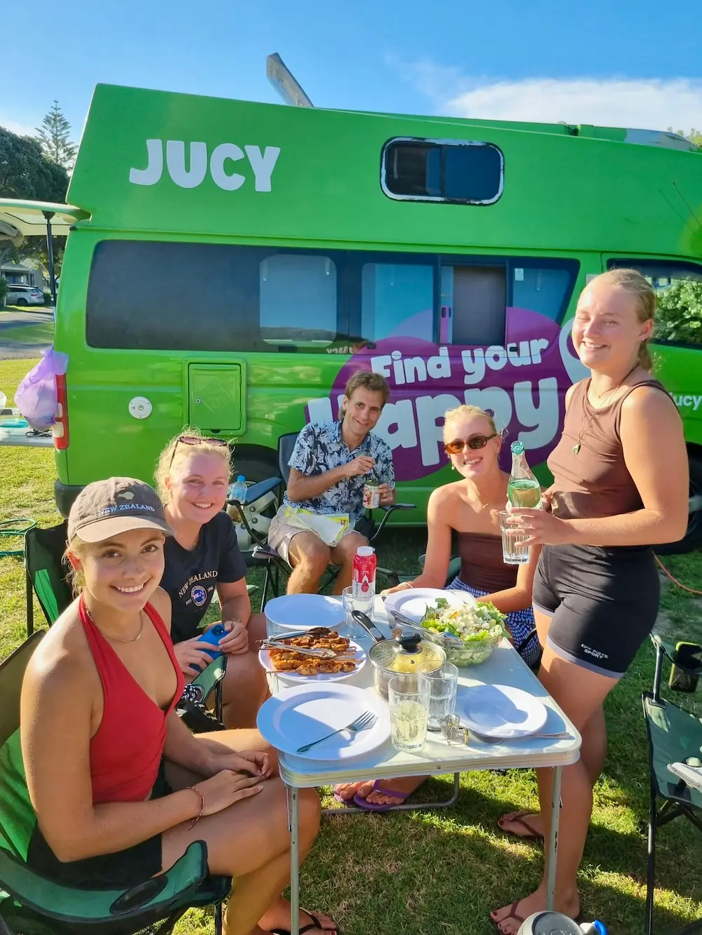 Elever sidder og spiser frokost ude foran deres campervan i New Zealand på højskole i ulandet