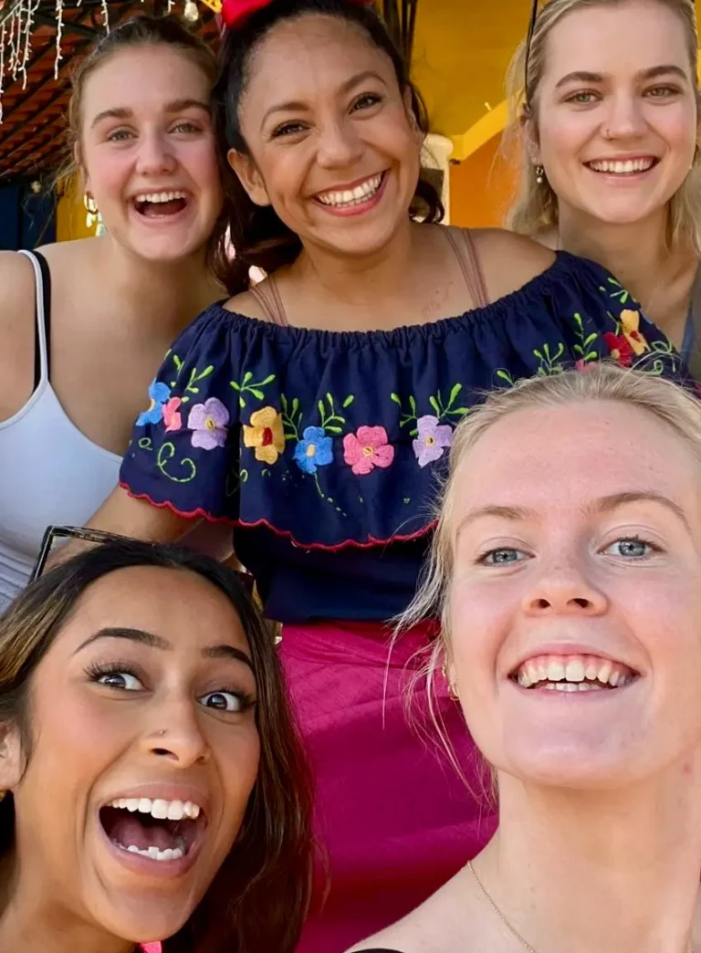 Elever tager selfie med lokal i Colombia på højskole i udlandet
