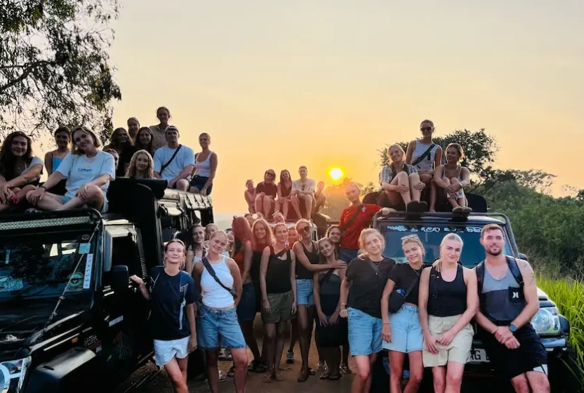 Elever foran jeeps på elefantsafari i Sri Lanka på højskole i udlandet
