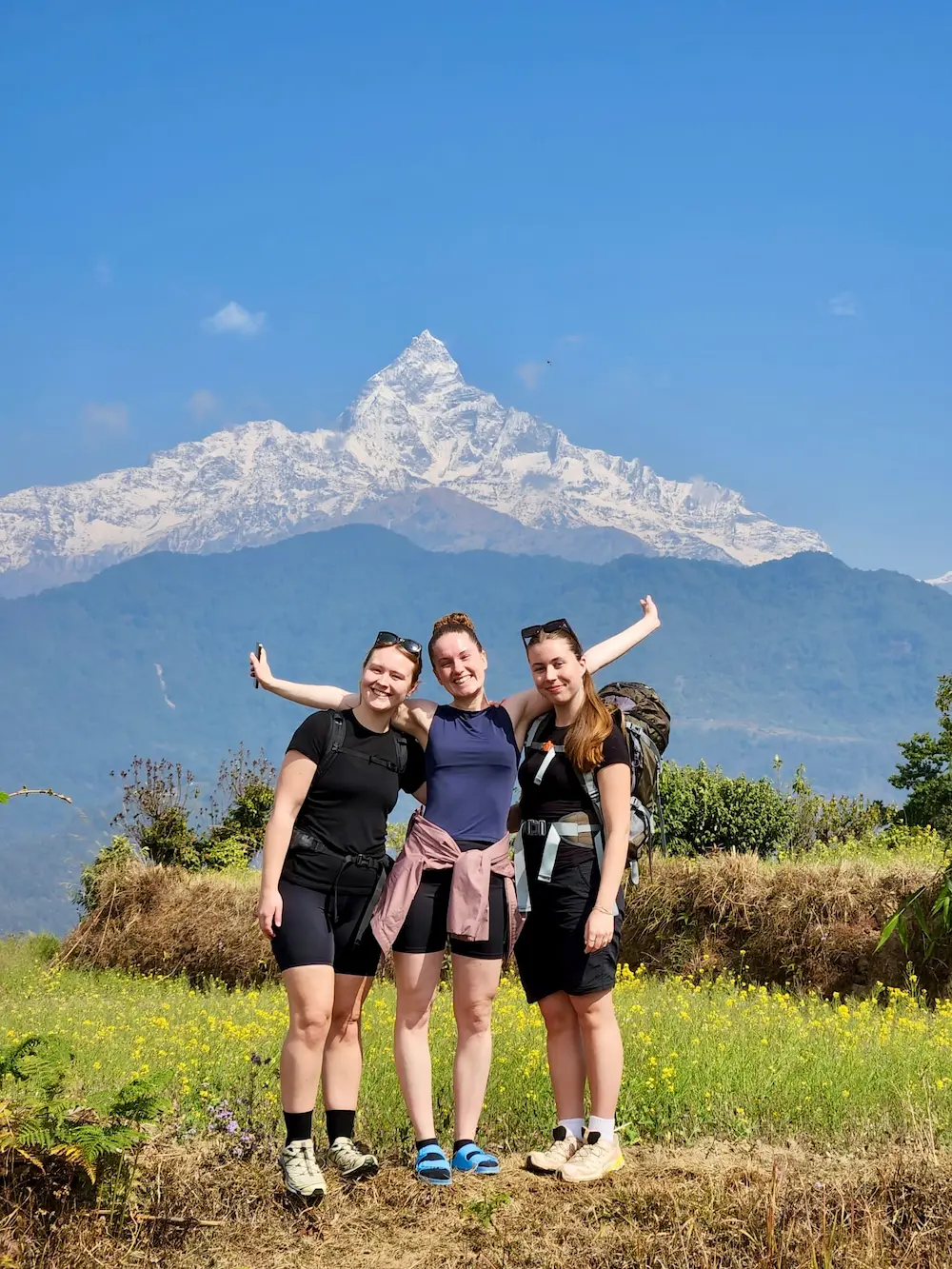 elever poserer foran himalayabjergne i pokhara på højskole i udlandet