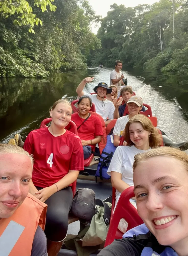 Elever i longtailbåd på flod i junglen tager et selfie på højskole i udlandet