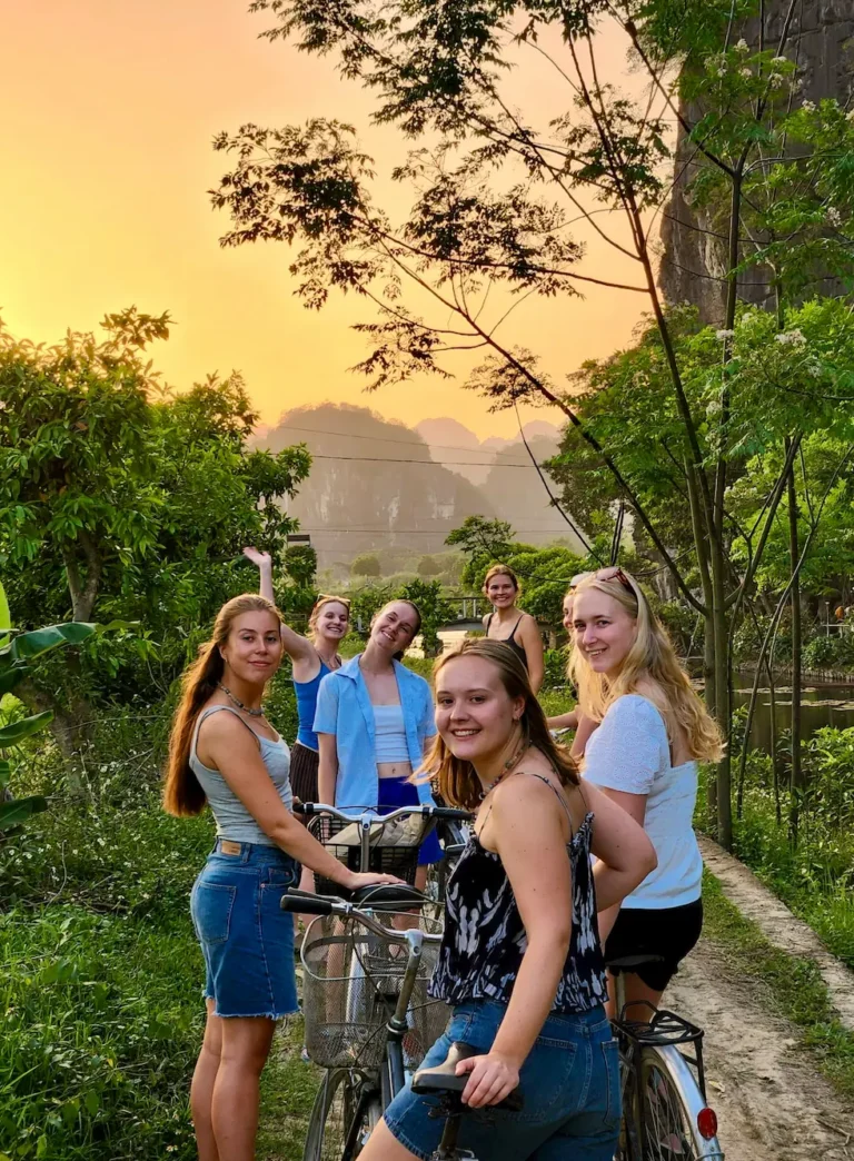Elever holdet stop på cykeltur i Vietnam på højskole i udlandet