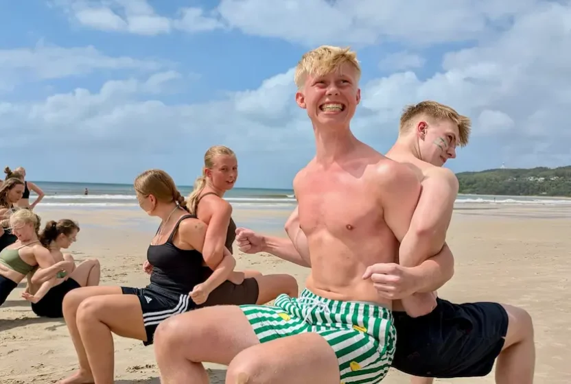 Elever der er udfordret i en øvelse på stranden i sport & adventure med HØJSKOLENDK