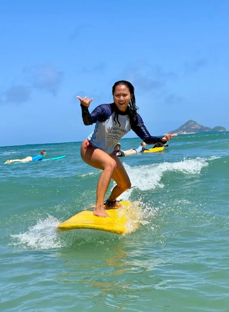 Elev rider på sin første bølge på surfcamp på højskole i udlandet