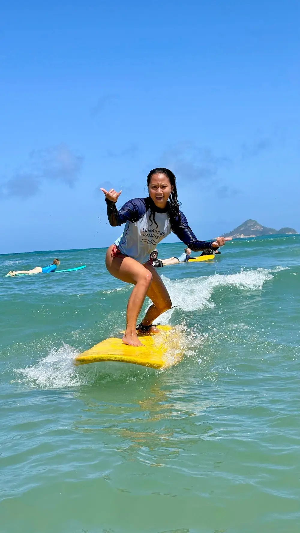 Elev rider på sin første bølge på surfcamp på højskole i udlandet