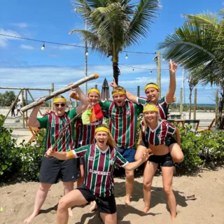Gruppe elever poserer til robinson dyst på stranden i rio på højskole i udlandet