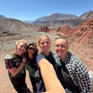 fire elever tager selfie ved bjergene i Argentina på højskole i udlandet