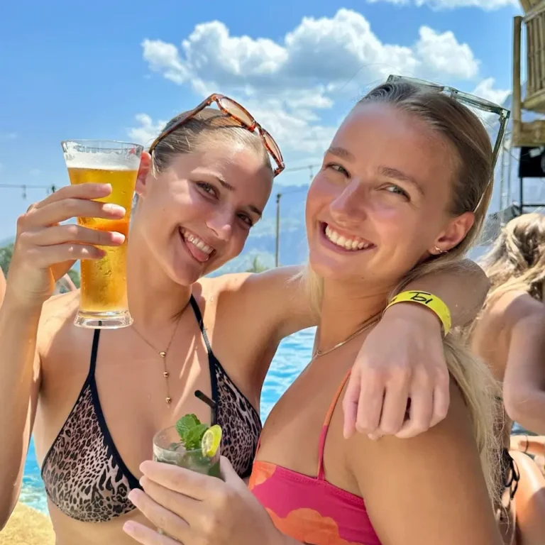 To elever på højskole i udlandet fester på Bali