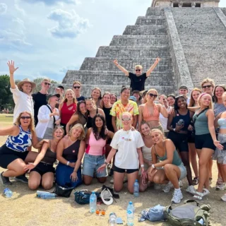 Gruppebilledet af glade elever foran Chichén Itzá på højskole i udlandet