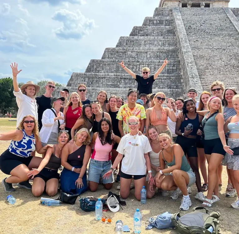 Gruppebilledet af glade elever foran Chichén Itzá på højskole i udlandet