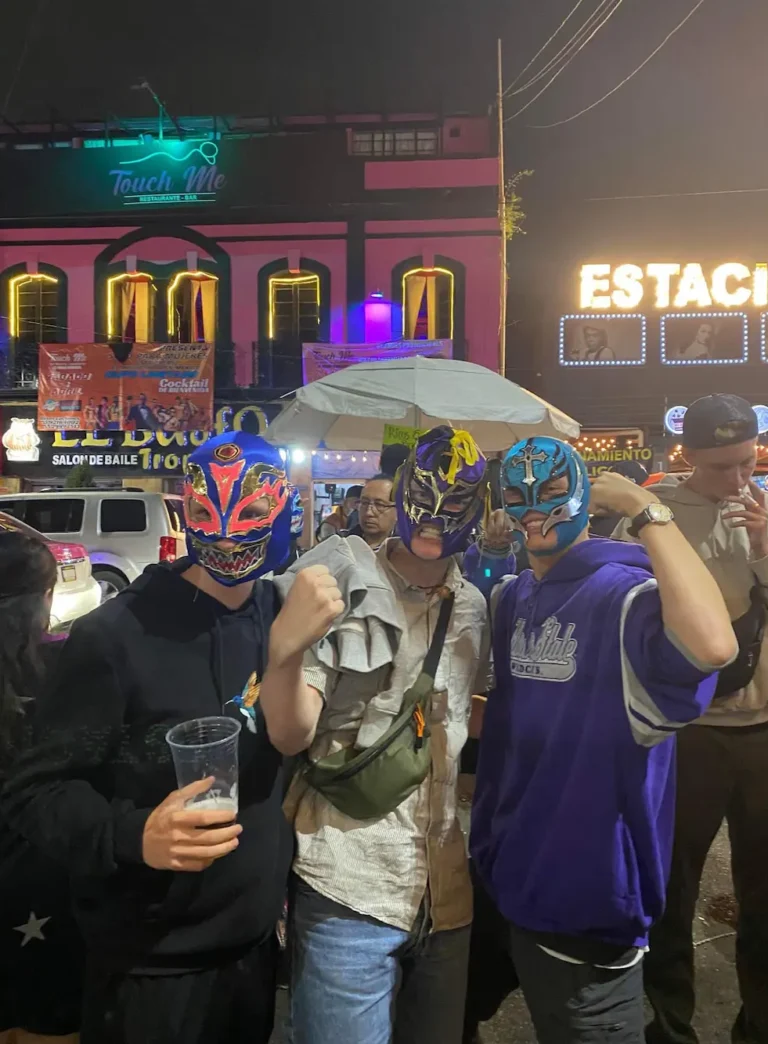 3 venner i mexicanske masker på højskole i udlandet