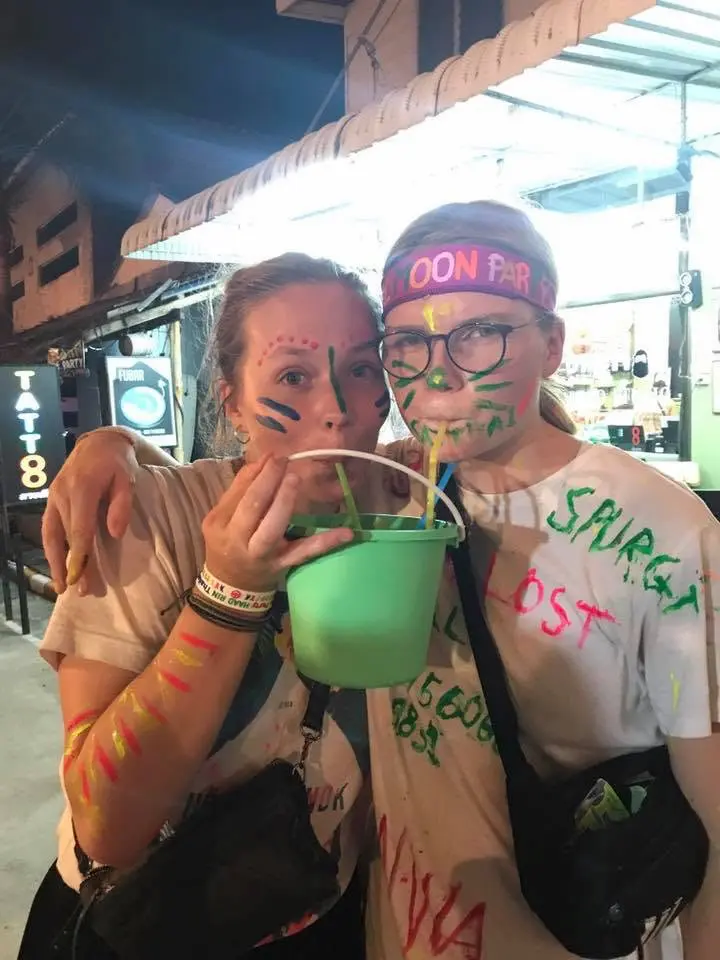 Elever drikker af spand til full moon party på højskole i udlandet