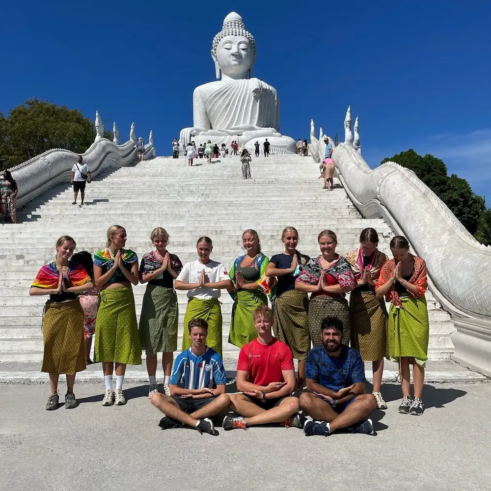 højskolegruppe står foran en buddah i Phuket på højskole i udlandet