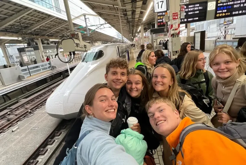 Elever tager selfie foran bullettrain i Japan - på højskole i udlandet