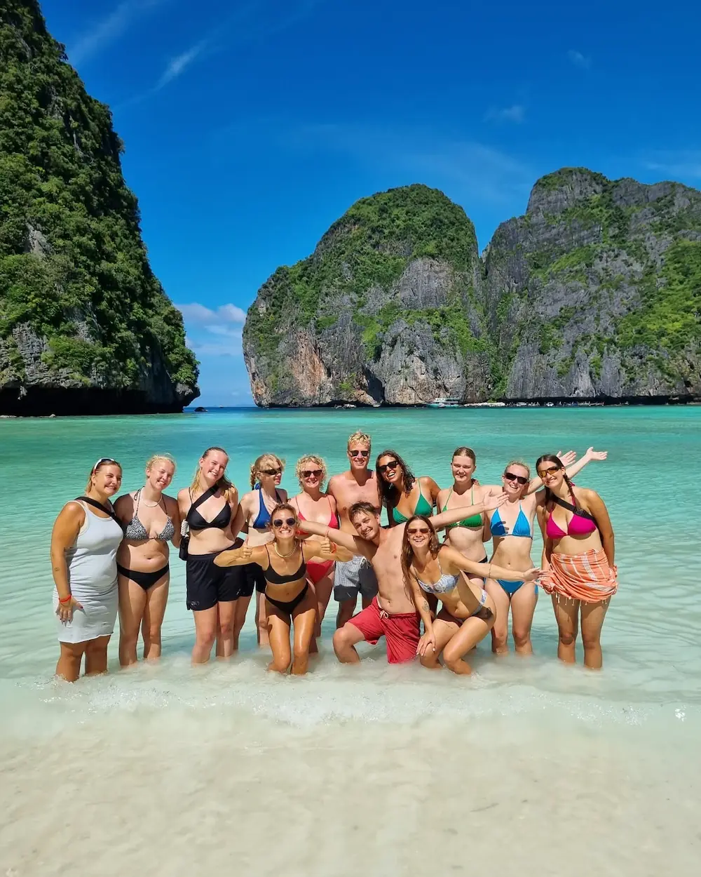 Højskolehold står i Maya bay i Thailand på højskole i udlandet