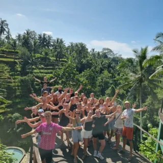 Fællesbillede ved de ikoniske risterasser på Bali på højskole i udlandet