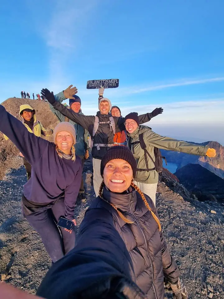 HØJSKOLENDK elever på toppen af mt. Rinjani