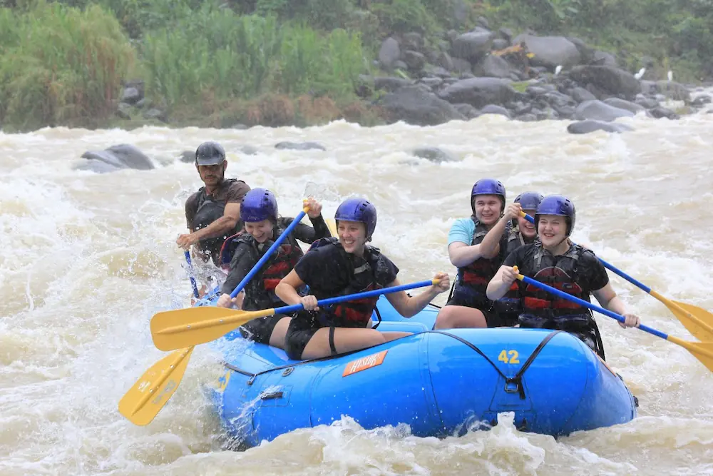 Elever riverrafter i Costa Rica på brusende flod på højskole i udlandet