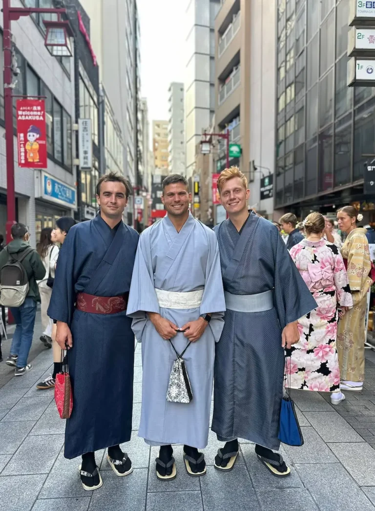Rejseleder med to elever står i kimonoer i Japan på højskole i udlandet